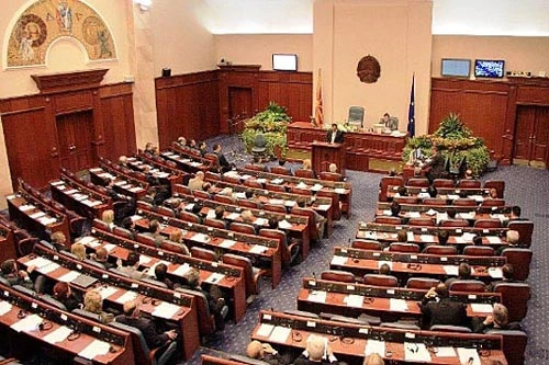 Σε αναμμένα κάρβουνα ο Ζάεφ ζητά στήριξη από την αντιπολίτευση